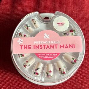 NWT Floral Press On Nail Kit